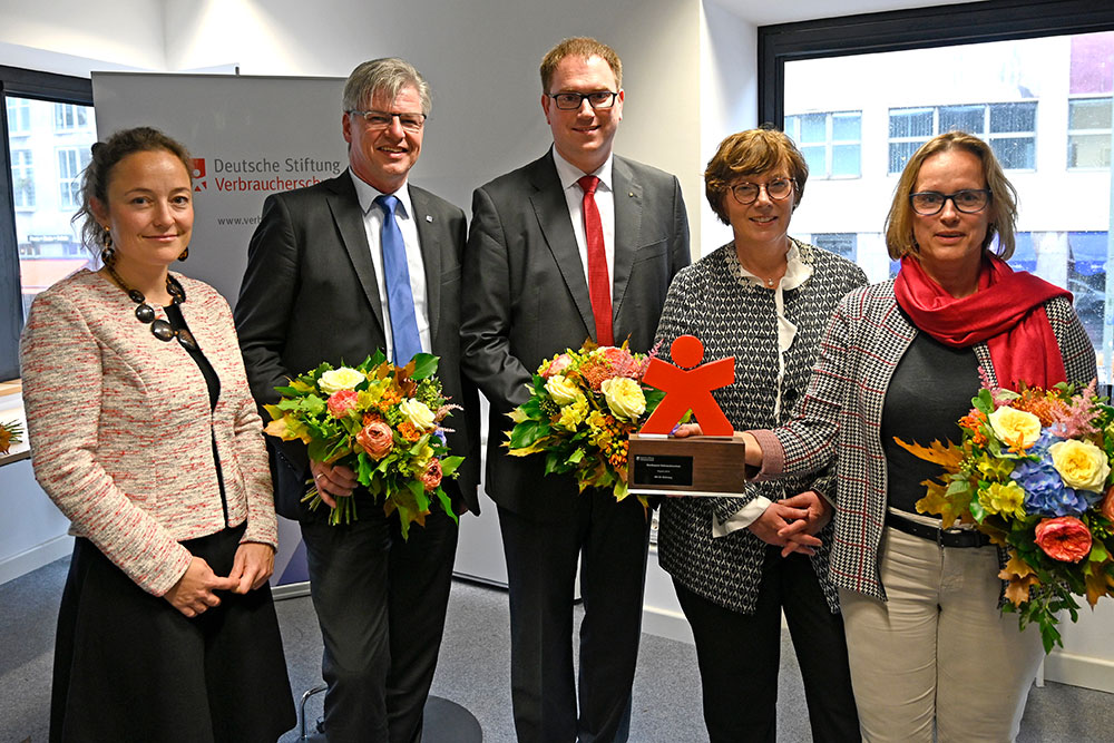 Übergabe des Bundespreises Verbraucherschutz an Bürgermeister Jan Lindenau (mitte), Bereichsleiterin Umwelt-, Natur- und Verbraucherschutz Birgit Hartmann (rechts) und Frank Denker, DEHOGA Lübeck (2.v.l.) durch die ehemalige Verbraucherschutzministerin Dr. Sütterlin-Waack (2.v.r.) (Quelle: Verbraucherschutzministerium)